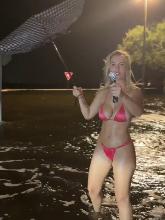 Influencer fa previsioni meteo su uragano in bikini: sui social definita "disgustosa"