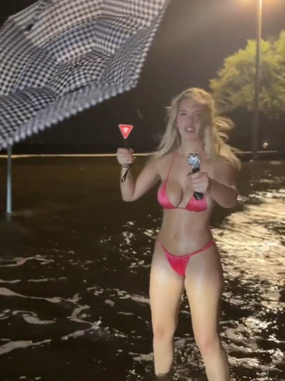 Influencer fa previsioni meteo su uragano in bikini: sui social definita "disgustosa"