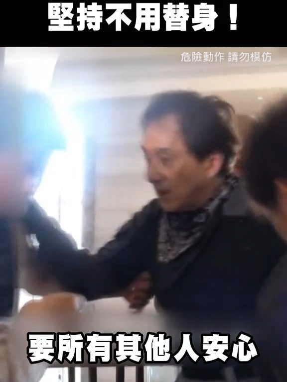 Jackie Chan rischia di morire strangolato da una comparsa sul set di un film video virale