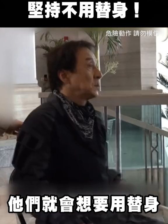 Jackie Chan rischia di morire strangolato da una comparsa sul set di un film video virale