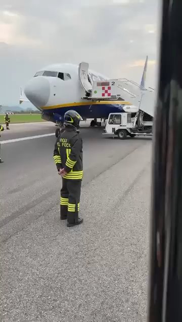 Las ruedas del Boeing de Ryanair explotan: pista dañada, aeropuerto cerrado