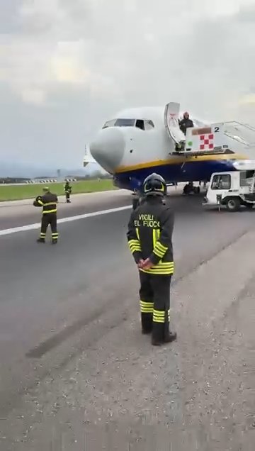 Las ruedas del Boeing de Ryanair explotan: pista dañada, aeropuerto cerrado