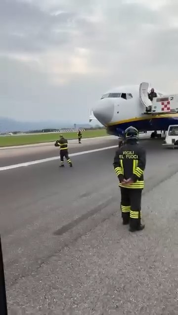 Las ruedas del Boeing de Ryanair explotan: pista dañada, aeropuerto cerrado