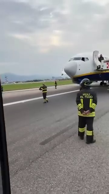 Las ruedas del Boeing de Ryanair explotan: pista dañada, aeropuerto cerrado