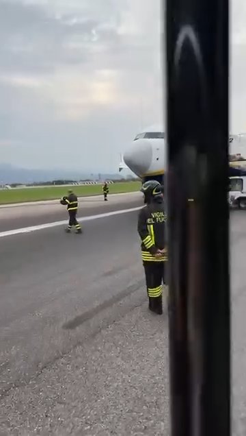 Las ruedas del Boeing de Ryanair explotan: pista dañada, aeropuerto cerrado