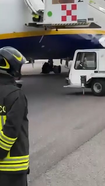 Las ruedas del Boeing de Ryanair explotan: pista dañada, aeropuerto cerrado