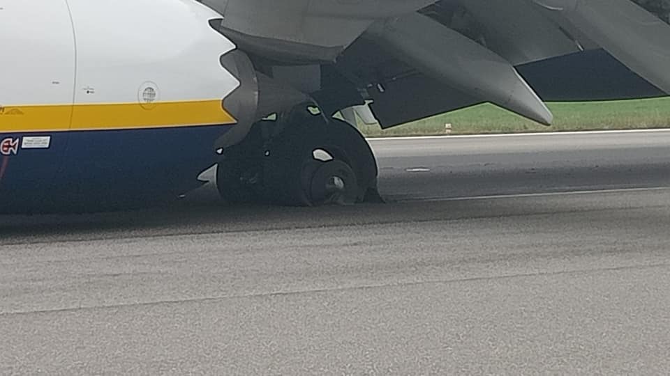 Las ruedas del Boeing de Ryanair explotan: pista dañada, aeropuerto cerrado