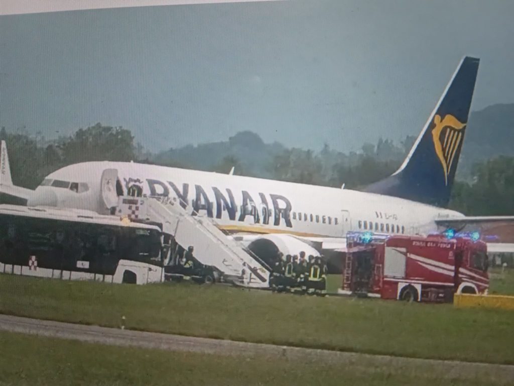 Les roues du Boeing de Ryanair explosent : piste endommagée, aéroport fermé