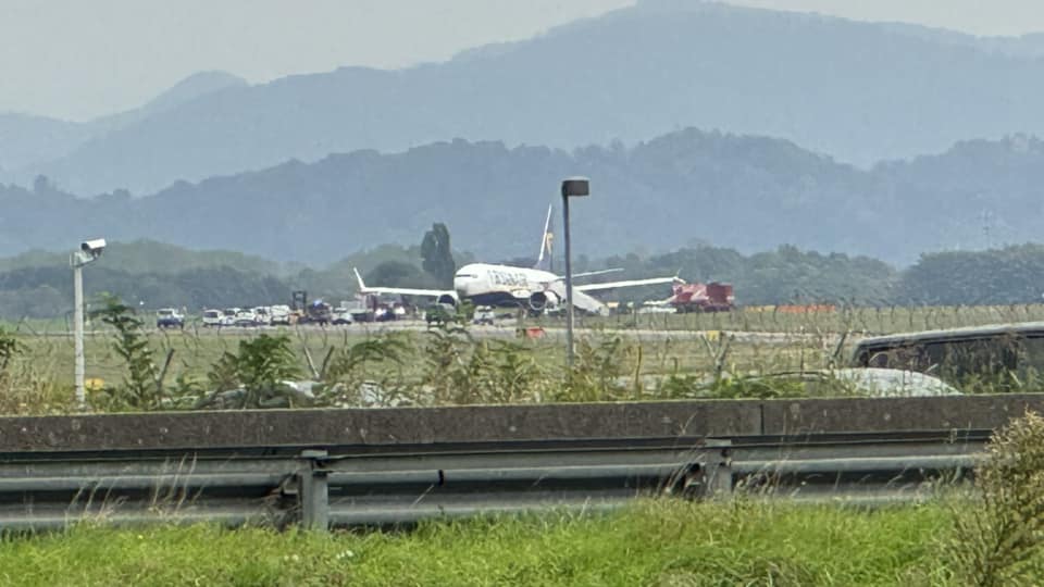 Las ruedas del Boeing de Ryanair explotan: pista dañada, aeropuerto cerrado