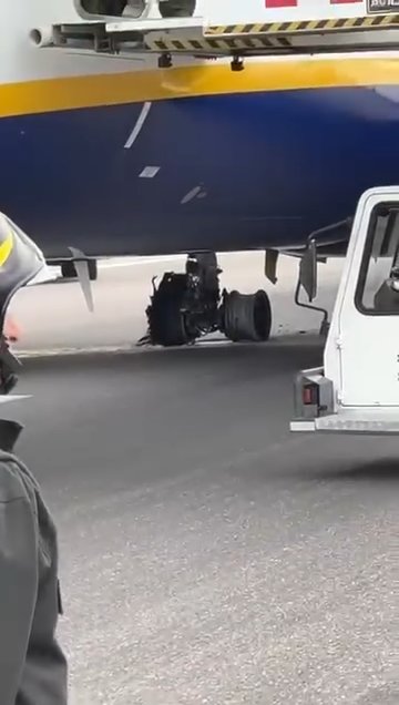 Las ruedas del Boeing de Ryanair explotan: pista dañada, aeropuerto cerrado