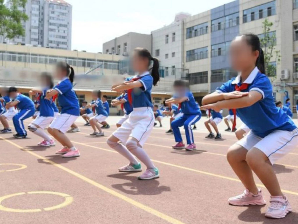 Niños castigados por la maestra con 300 sentadillas: hospitalizados con músculos desgarrados